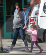 EXKLUSIV - Die hochschwangere Mila Kunis mit Ashton Kutcher und Wyatt in Studio City unterwegs