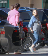 EXKLUSIV - Die hochschwangere Mila Kunis mit Ashton Kutcher und Wyatt in Studio City unterwegs