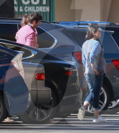 EXKLUSIV - Die hochschwangere Mila Kunis mit Ashton Kutcher und Wyatt in Studio City unterwegs