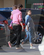 EXKLUSIV - Die hochschwangere Mila Kunis mit Ashton Kutcher und Wyatt in Studio City unterwegs