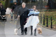PEOPLE - Alec und Hilaria Baldwin mit warm eingepacktem Leonardo in NYC unterwegs