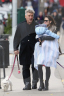 PEOPLE - Alec und Hilaria Baldwin mit warm eingepacktem Leonardo in NYC unterwegs