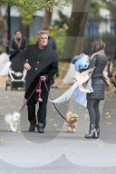 PEOPLE - Alec und Hilaria Baldwin mit warm eingepacktem Leonardo in NYC unterwegs