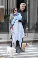 PEOPLE - Alec und Hilaria Baldwin mit warm eingepacktem Leonardo in NYC unterwegs