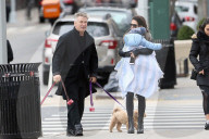 PEOPLE - Alec und Hilaria Baldwin mit warm eingepacktem Leonardo in NYC unterwegs