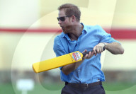 PEOPLE - Prinz Harry spielt Cricket auf Antigua