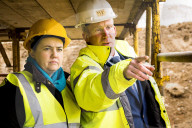NEWS - Schottland: Ruth Davidson besucht eine Baustelle in Kelso