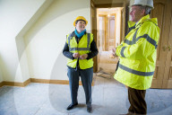 NEWS - Schottland: Ruth Davidson besucht eine Baustelle in Kelso