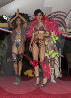 PEOPLE - Tänzerinnen für Prinz Harry auf Antigua