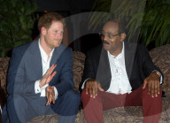PEOPLE - Tänzerinnen für Prinz Harry auf Antigua