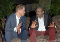 PEOPLE - Tänzerinnen für Prinz Harry auf Antigua