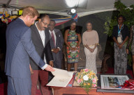 PEOPLE - Tänzerinnen für Prinz Harry auf Antigua