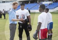 PEOPLE - Tänzerinnen für Prinz Harry auf Antigua