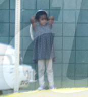 EXKLUSIV - Charlize Theron's Kinder Jackson und August mit ihrer Nanny in LA unterwegs