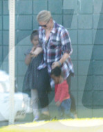 EXKLUSIV - Charlize Theron's Kinder Jackson und August mit ihrer Nanny in LA unterwegs