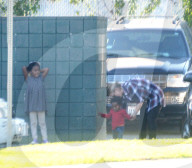 EXKLUSIV - Charlize Theron's Kinder Jackson und August mit ihrer Nanny in LA unterwegs