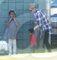 EXKLUSIV - Charlize Theron's Kinder Jackson und August mit ihrer Nanny in LA unterwegs