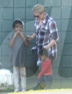 EXKLUSIV - Charlize Theron's Kinder Jackson und August mit ihrer Nanny in LA unterwegs