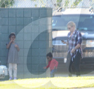 EXKLUSIV - Charlize Theron's Kinder Jackson und August mit ihrer Nanny in LA unterwegs