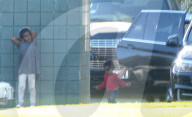 EXKLUSIV - Charlize Theron's Kinder Jackson und August mit ihrer Nanny in LA unterwegs