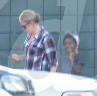 EXKLUSIV - Charlize Theron's Kinder Jackson und August mit ihrer Nanny in LA unterwegs