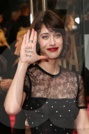 PEOPLE - Lizzy Caplan trägt den Spruch "Love Trumps Hate" auf ihrer Hand