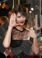 PEOPLE - Lizzy Caplan trägt den Spruch "Love Trumps Hate" auf ihrer Hand