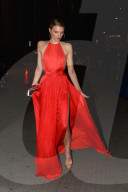 PEOPLE - Angel Ball: Lily Donaldson hat Schwierigkeiten mit ihrem wallenden Kleid