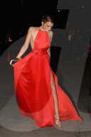 PEOPLE - Angel Ball: Lily Donaldson hat Schwierigkeiten mit ihrem wallenden Kleid