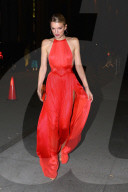 PEOPLE - Angel Ball: Lily Donaldson hat Schwierigkeiten mit ihrem wallenden Kleid