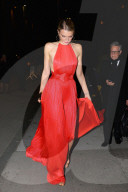 PEOPLE - Angel Ball: Lily Donaldson hat Schwierigkeiten mit ihrem wallenden Kleid