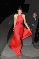 PEOPLE - Angel Ball: Lily Donaldson hat Schwierigkeiten mit ihrem wallenden Kleid