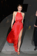 PEOPLE - Angel Ball: Lily Donaldson hat Schwierigkeiten mit ihrem wallenden Kleid