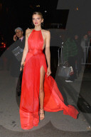 PEOPLE - Angel Ball: Lily Donaldson hat Schwierigkeiten mit ihrem wallenden Kleid