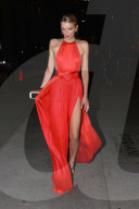 PEOPLE - Angel Ball: Lily Donaldson hat Schwierigkeiten mit ihrem wallenden Kleid