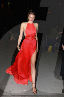 PEOPLE - Angel Ball: Lily Donaldson hat Schwierigkeiten mit ihrem wallenden Kleid