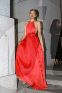 PEOPLE - Angel Ball: Lily Donaldson hat Schwierigkeiten mit ihrem wallenden Kleid