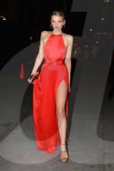 PEOPLE - Angel Ball: Lily Donaldson hat Schwierigkeiten mit ihrem wallenden Kleid