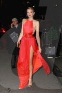 PEOPLE - Angel Ball: Lily Donaldson hat Schwierigkeiten mit ihrem wallenden Kleid