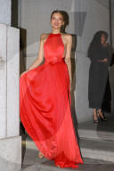 PEOPLE - Angel Ball: Lily Donaldson hat Schwierigkeiten mit ihrem wallenden Kleid