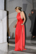 PEOPLE - Angel Ball: Lily Donaldson hat Schwierigkeiten mit ihrem wallenden Kleid