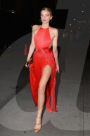 PEOPLE - Angel Ball: Lily Donaldson hat Schwierigkeiten mit ihrem wallenden Kleid