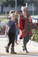 PEOPLE - Gwen Stefani mit den Kids in Los Angeles unterwegs