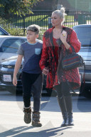 PEOPLE - Gwen Stefani mit den Kids in Los Angeles unterwegs