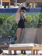 EXKLUSIV - Catherine Zeta-Jones und Michael Douglas chillen am Pool in Mexiko