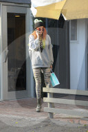 PEOPLE - Bella Thorne hat die Haare schön