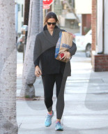 PEOPLE - Jennifer Garner schwer beladen in Brentwood unterwegs