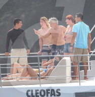 EXKLUSIV - Catherine Zeta-Jones und Michael Douglas entspannen sich auf einer Jacht in Mexico