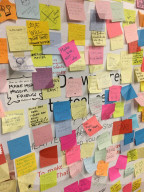 NEWS - New York: Post-it Protest Wand gegen Trump am Union Square 