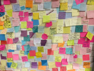 NEWS - New York: Post-it Protest Wand gegen Trump am Union Square 